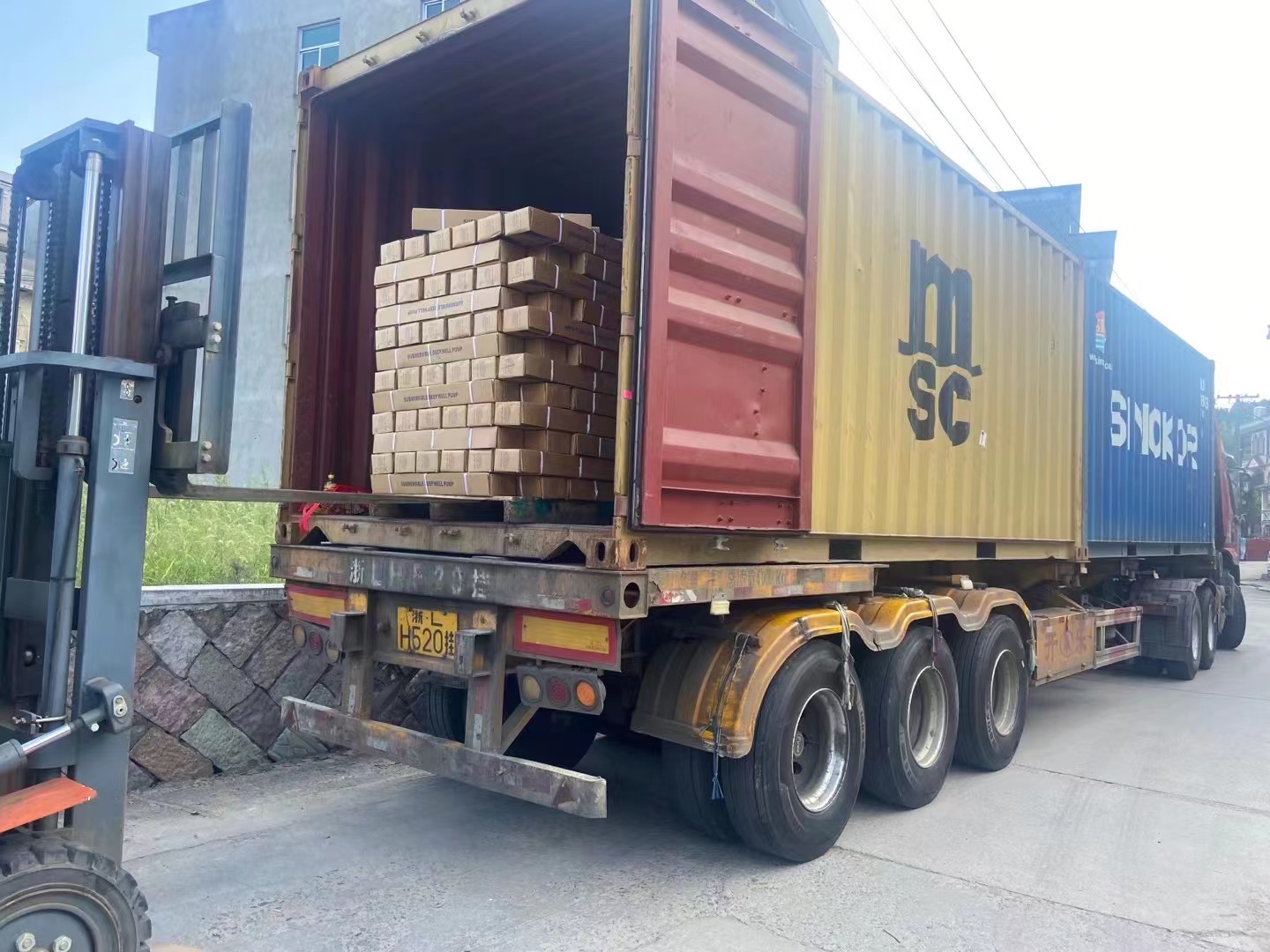 กำลังโหลดคอนเทนเนอร์